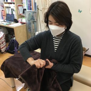 ばね指の女性_市川の女性カイロ